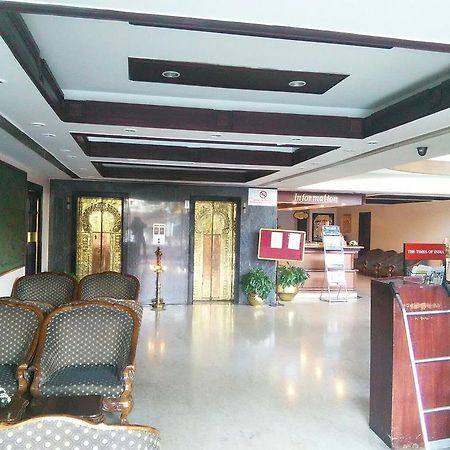 The Woods Manor Mg Road Hotel Kochi Exterior foto