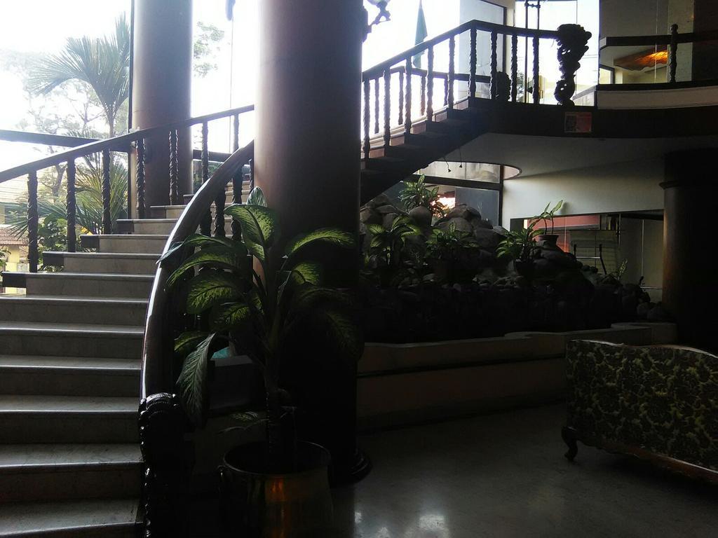 The Woods Manor Mg Road Hotel Kochi Exterior foto