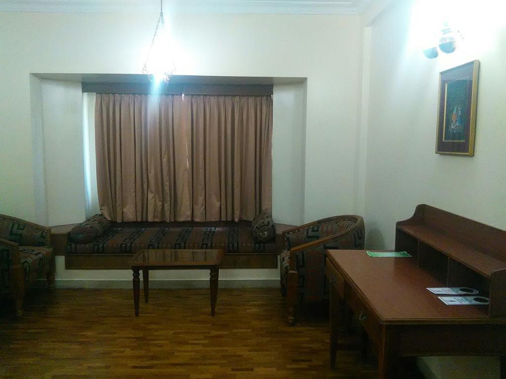 The Woods Manor Mg Road Hotel Kochi Exterior foto