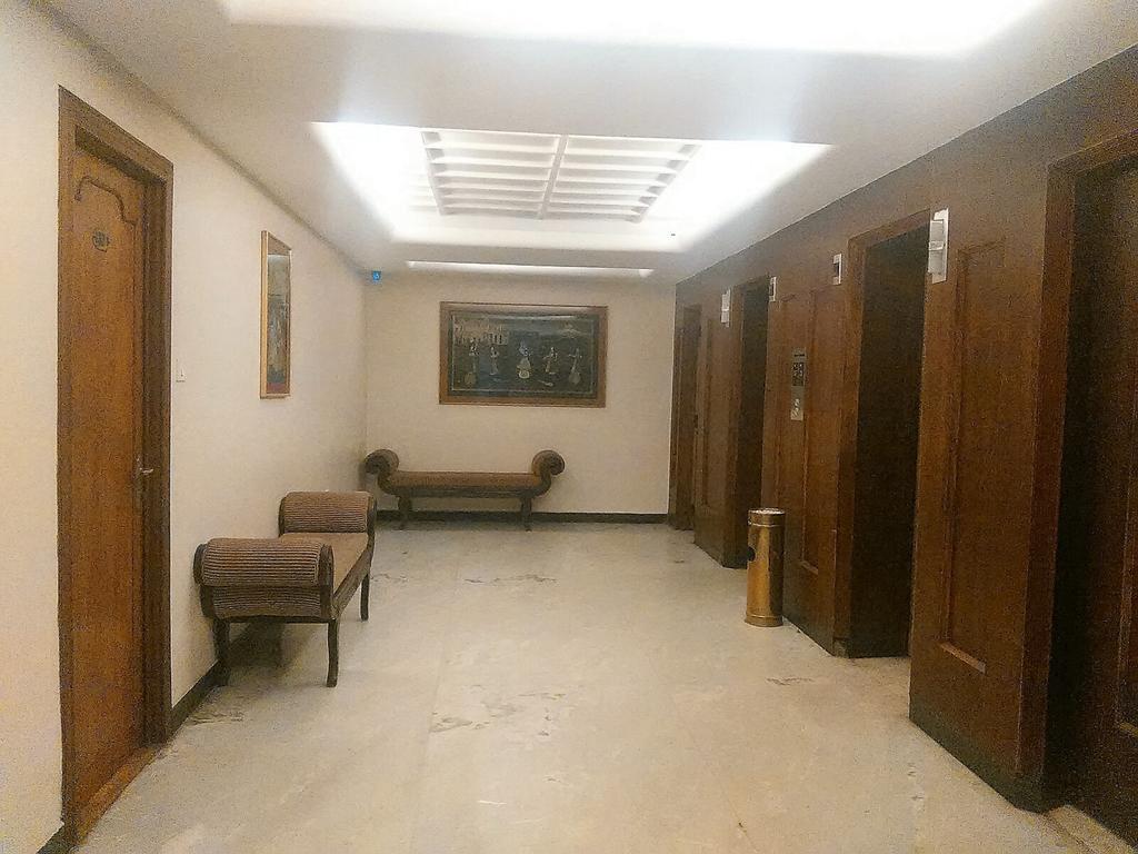 The Woods Manor Mg Road Hotel Kochi Exterior foto