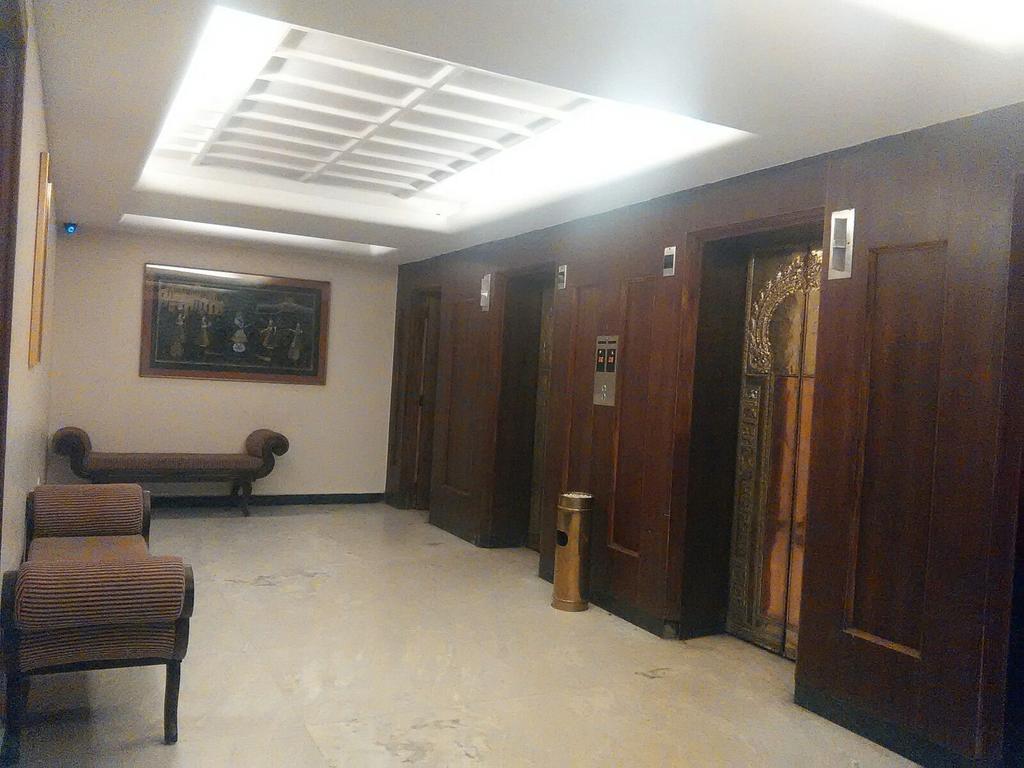 The Woods Manor Mg Road Hotel Kochi Exterior foto