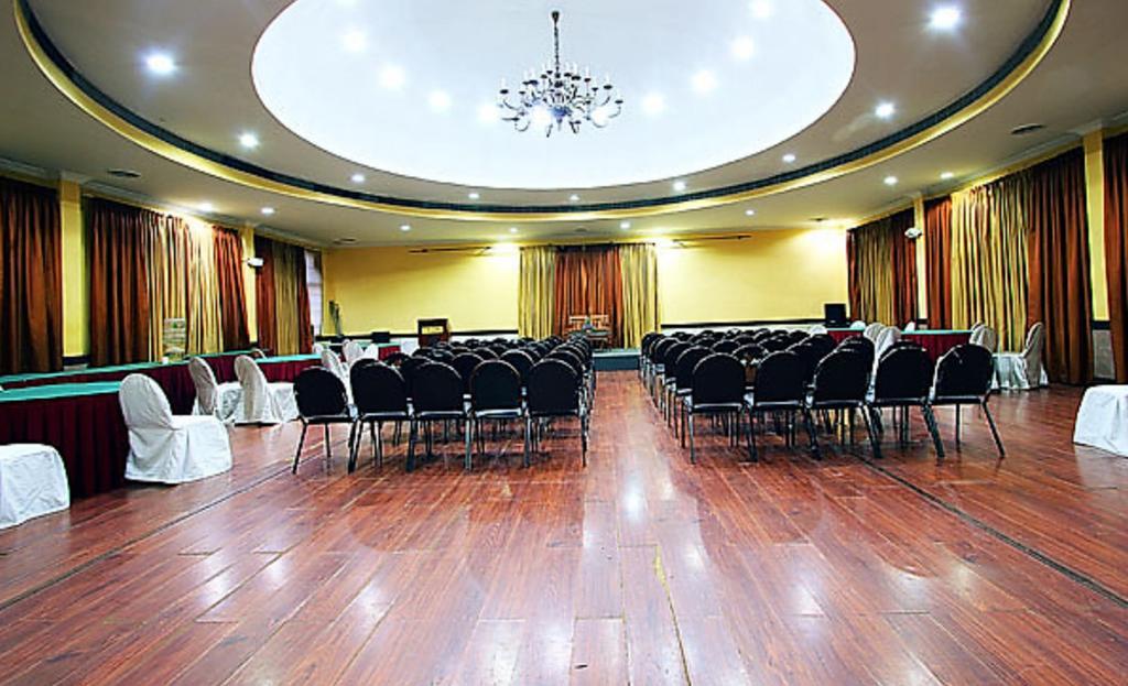 The Woods Manor Mg Road Hotel Kochi Exterior foto