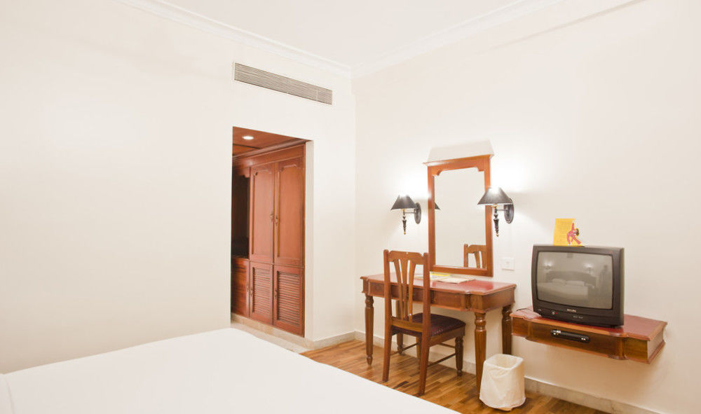 The Woods Manor Mg Road Hotel Kochi Exterior foto