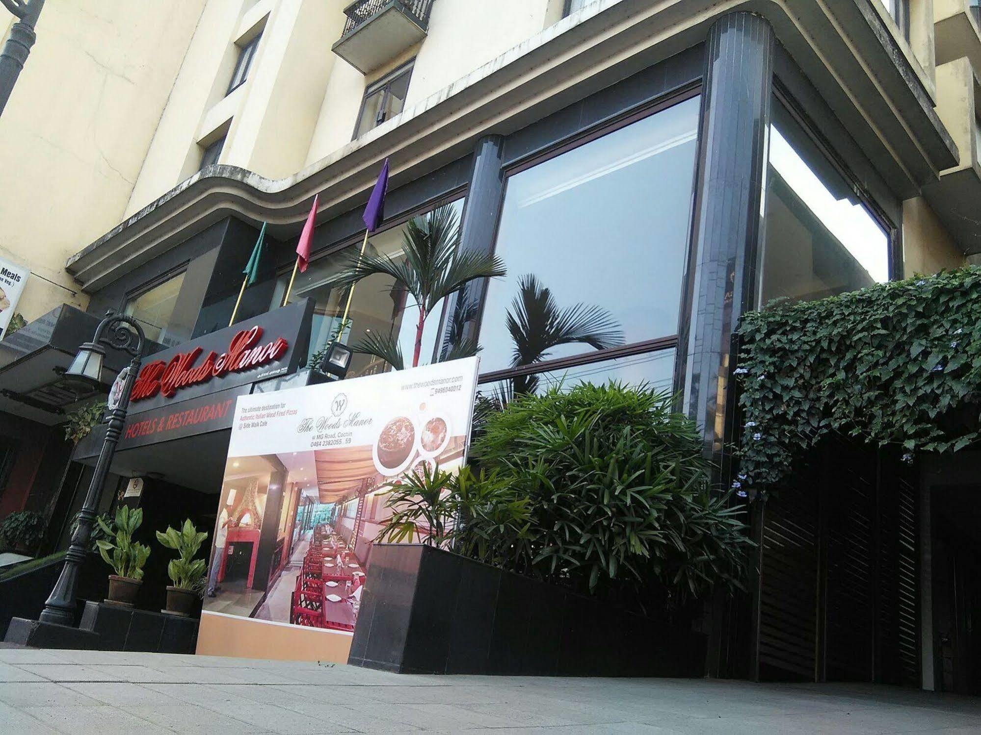 The Woods Manor Mg Road Hotel Kochi Exterior foto