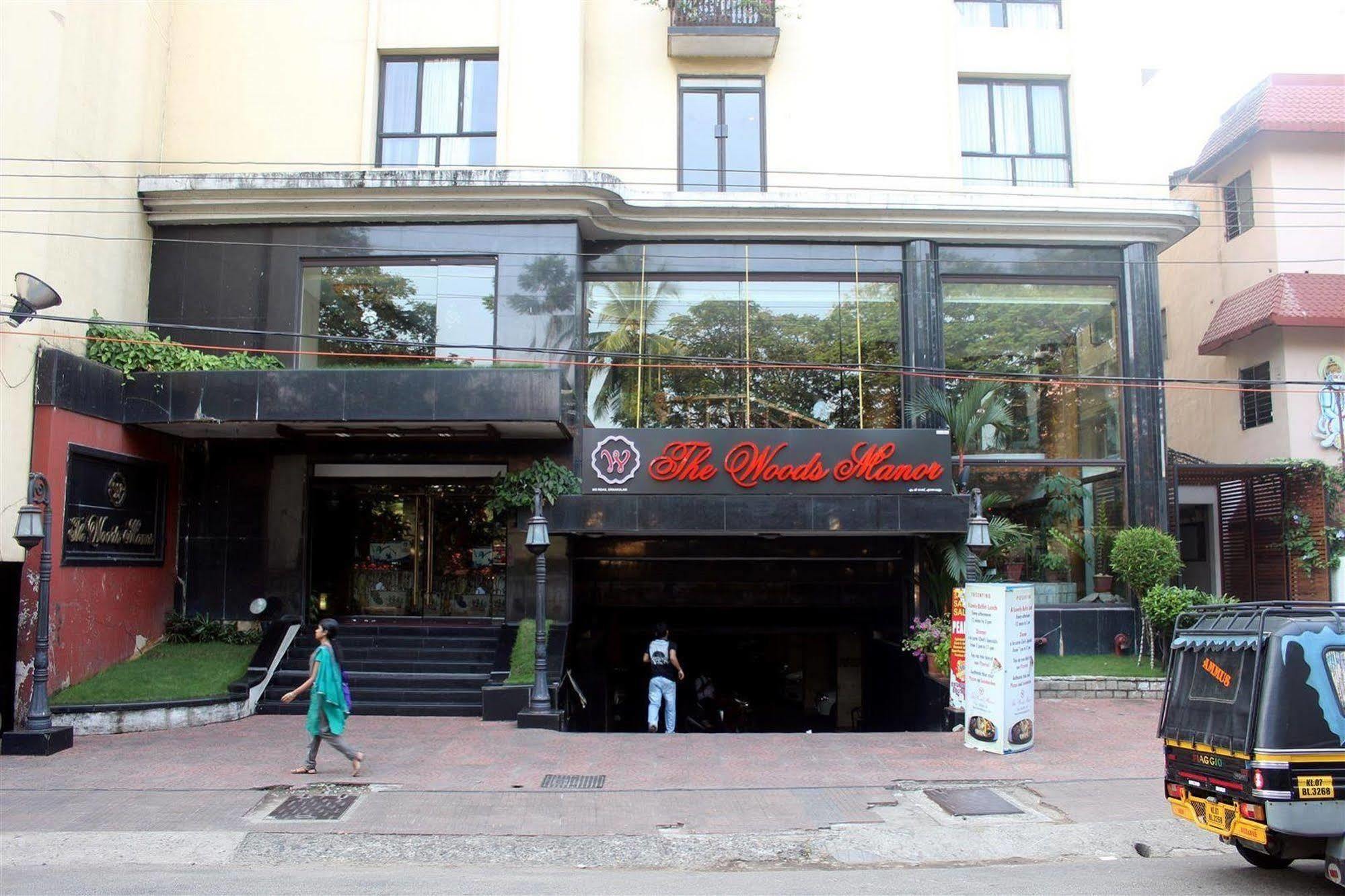 The Woods Manor Mg Road Hotel Kochi Exterior foto