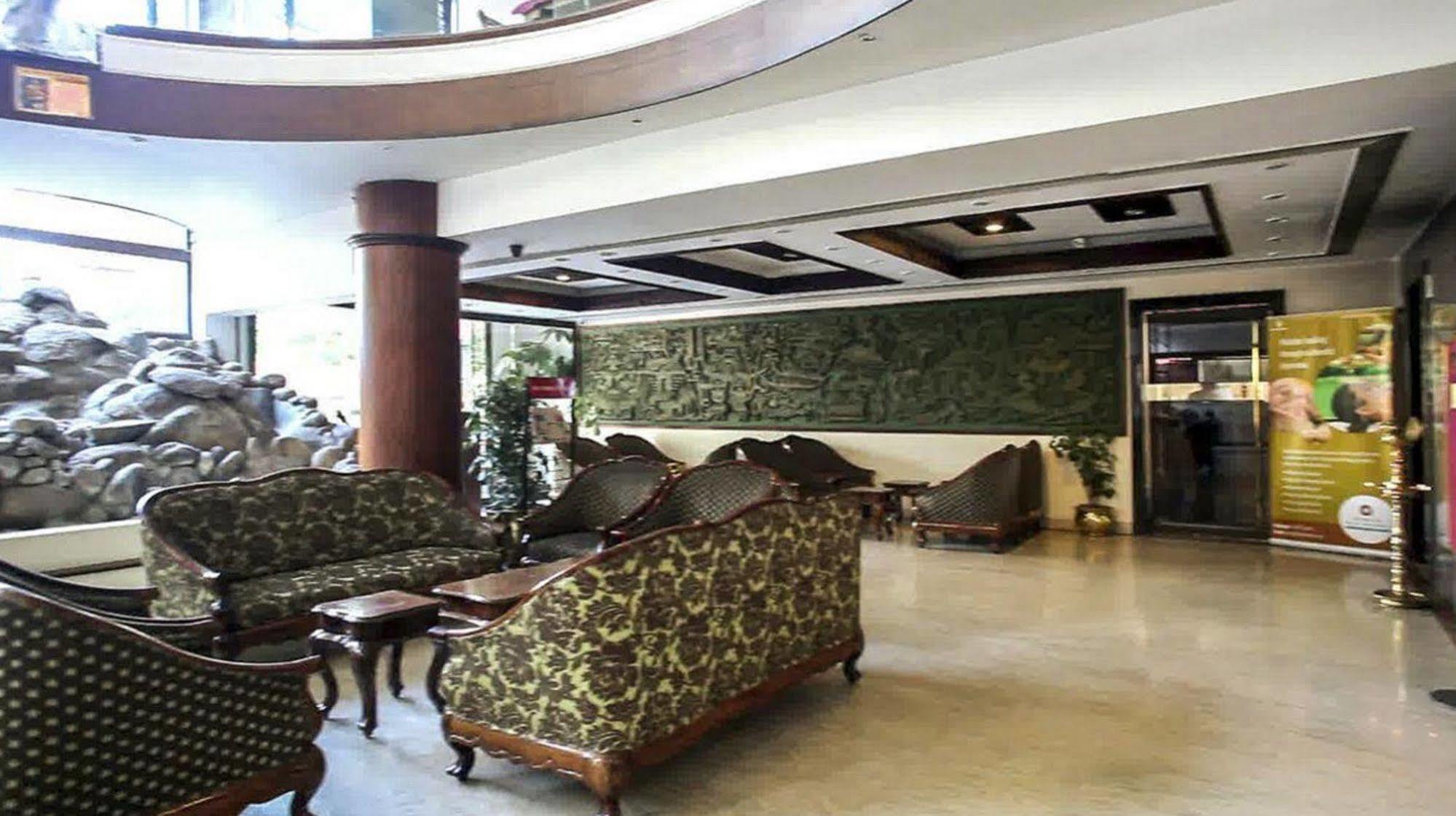 The Woods Manor Mg Road Hotel Kochi Exterior foto
