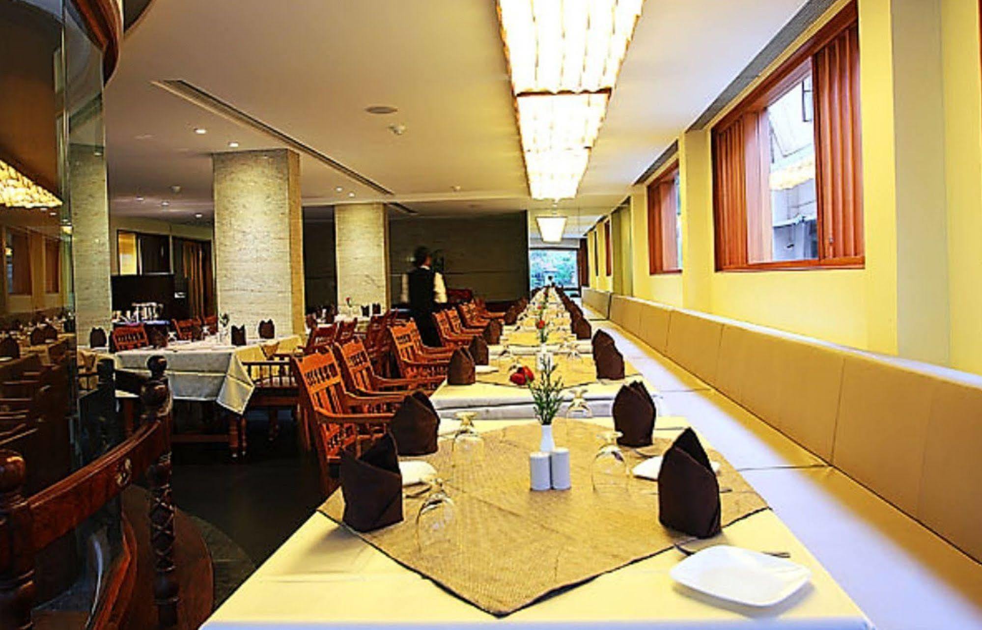 The Woods Manor Mg Road Hotel Kochi Exterior foto