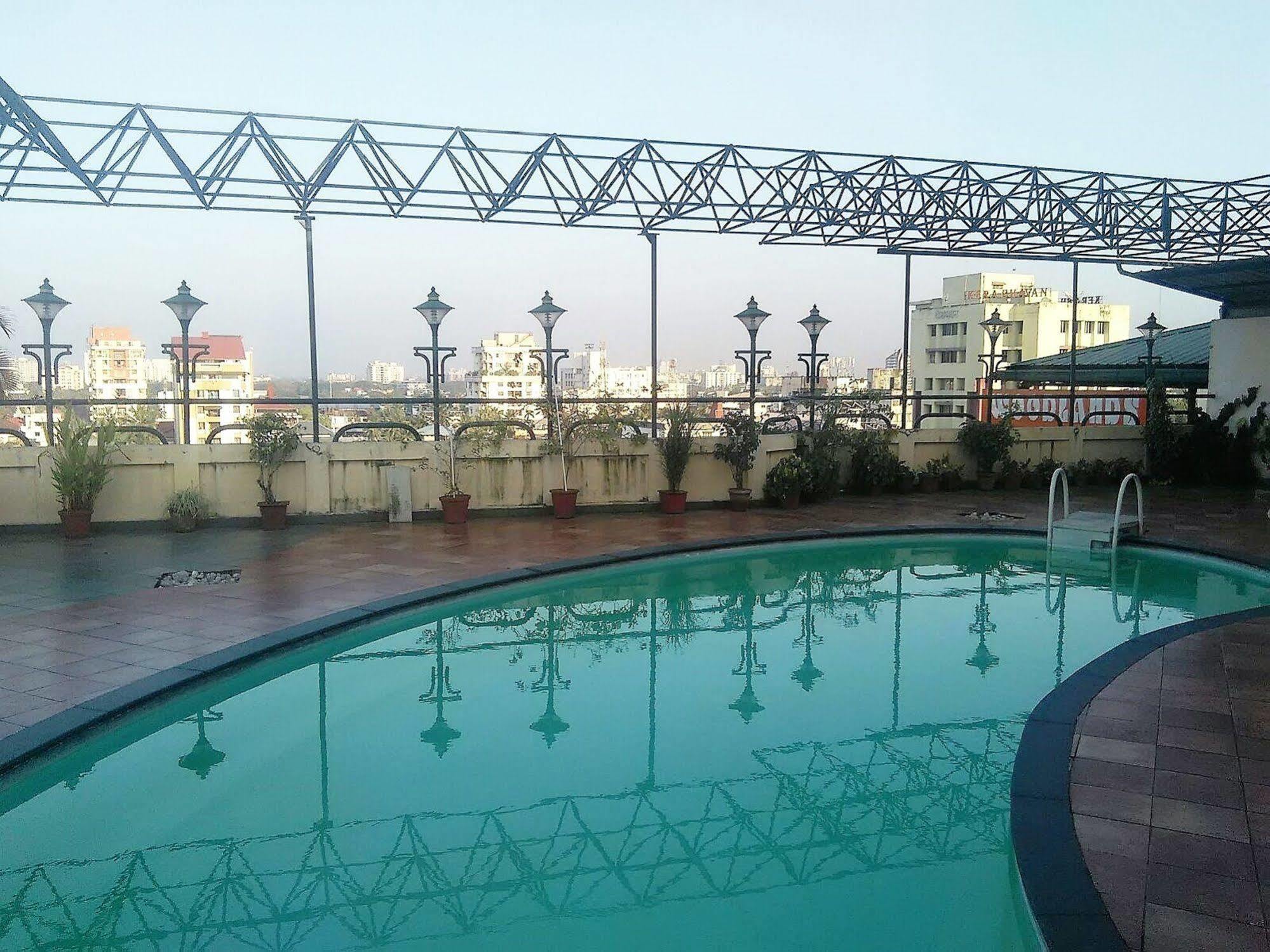 The Woods Manor Mg Road Hotel Kochi Exterior foto