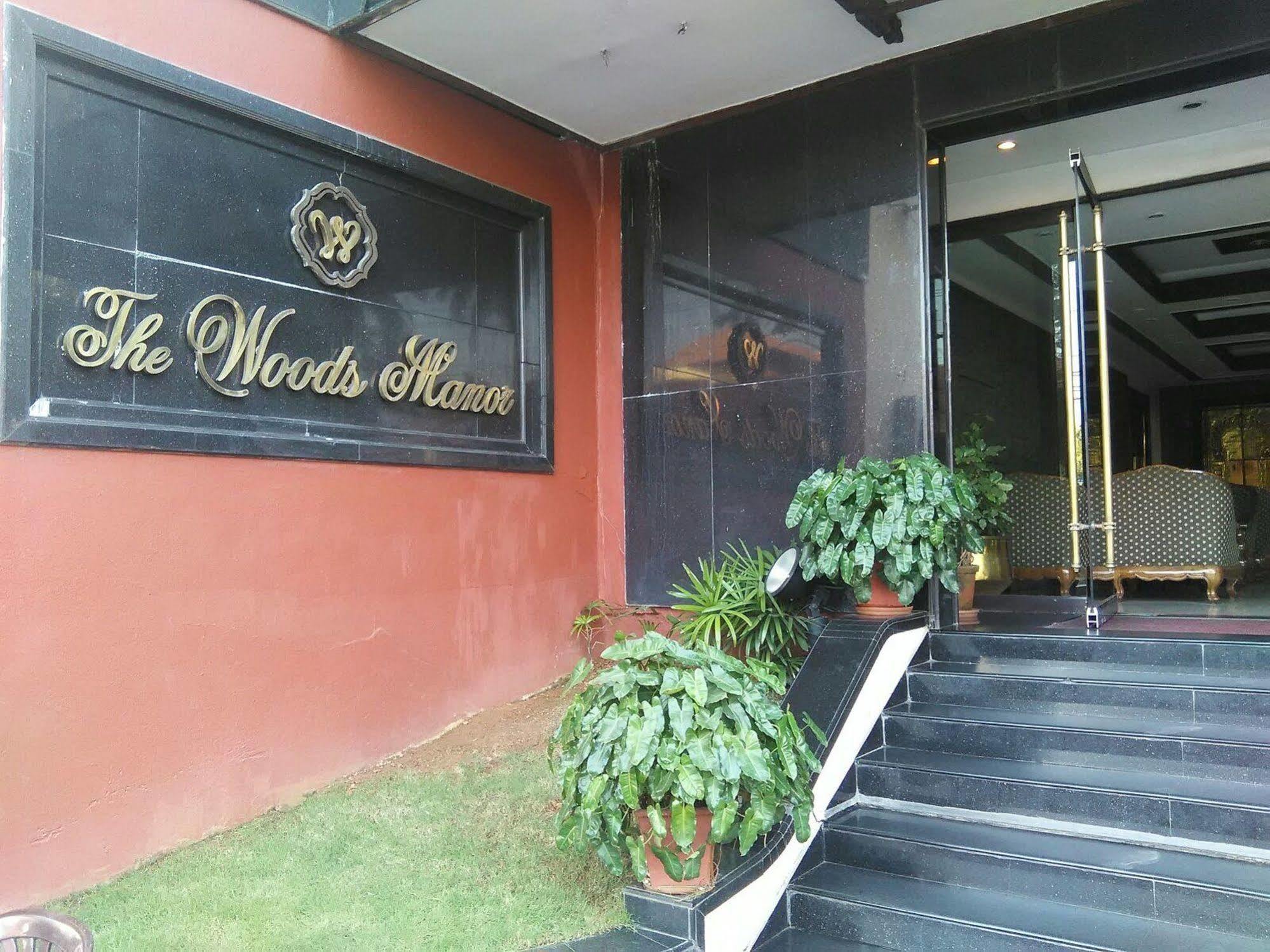 The Woods Manor Mg Road Hotel Kochi Exterior foto