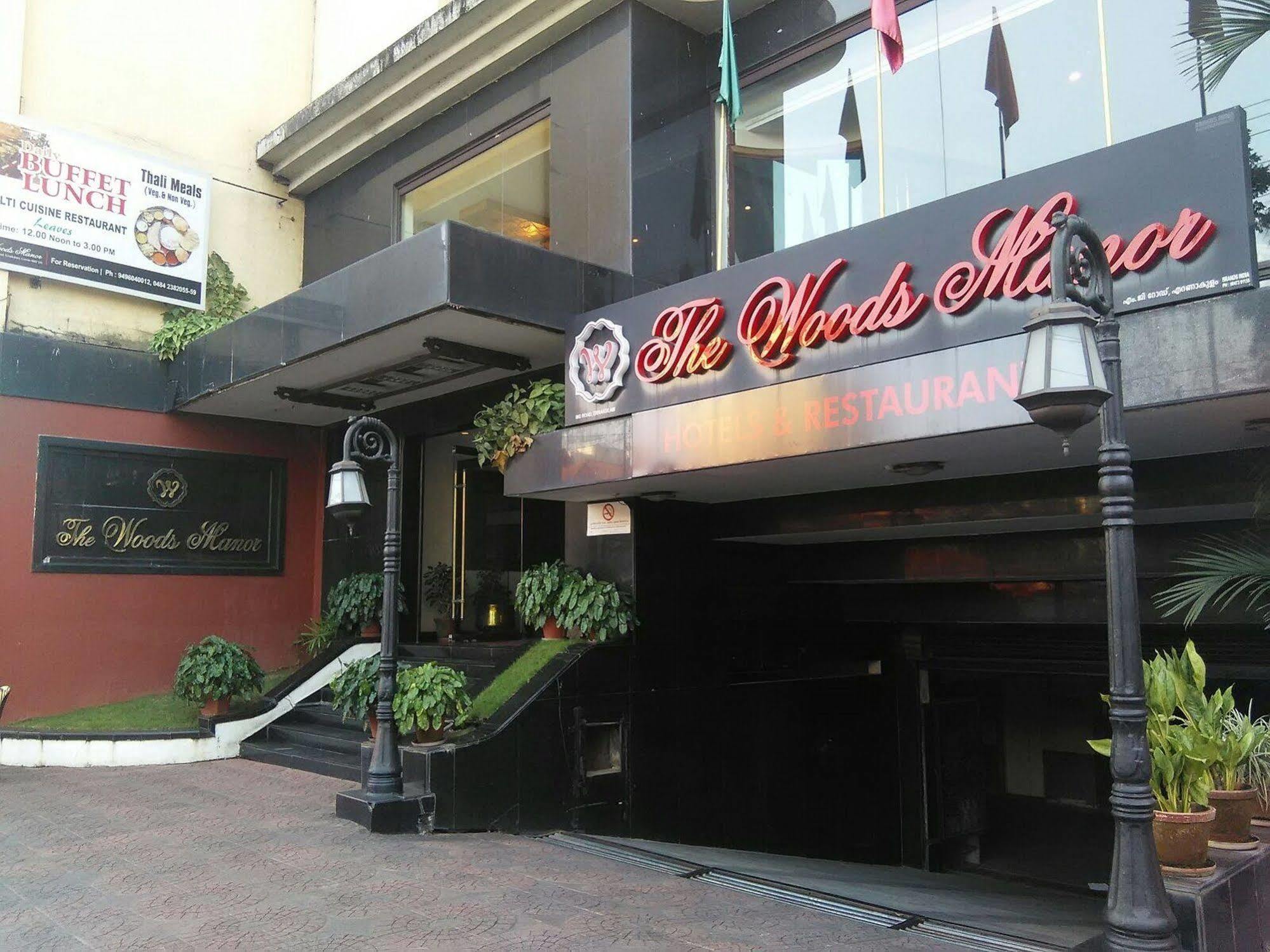 The Woods Manor Mg Road Hotel Kochi Exterior foto