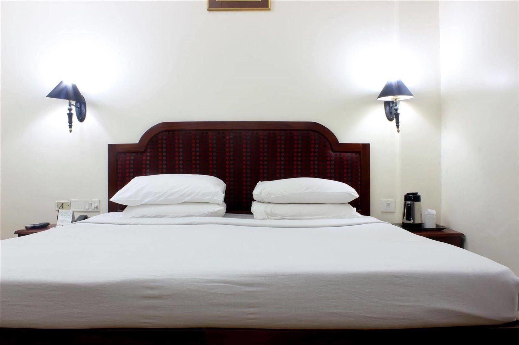 The Woods Manor Mg Road Hotel Kochi Exterior foto