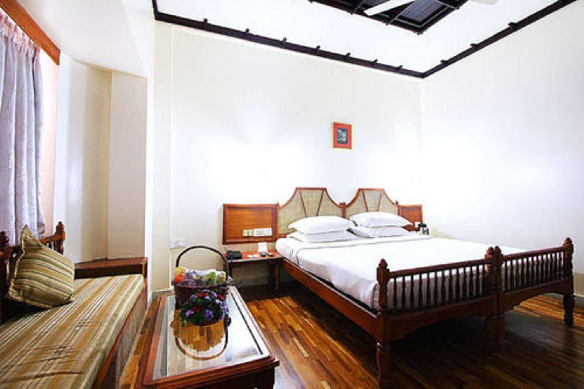 The Woods Manor Mg Road Hotel Kochi Exterior foto