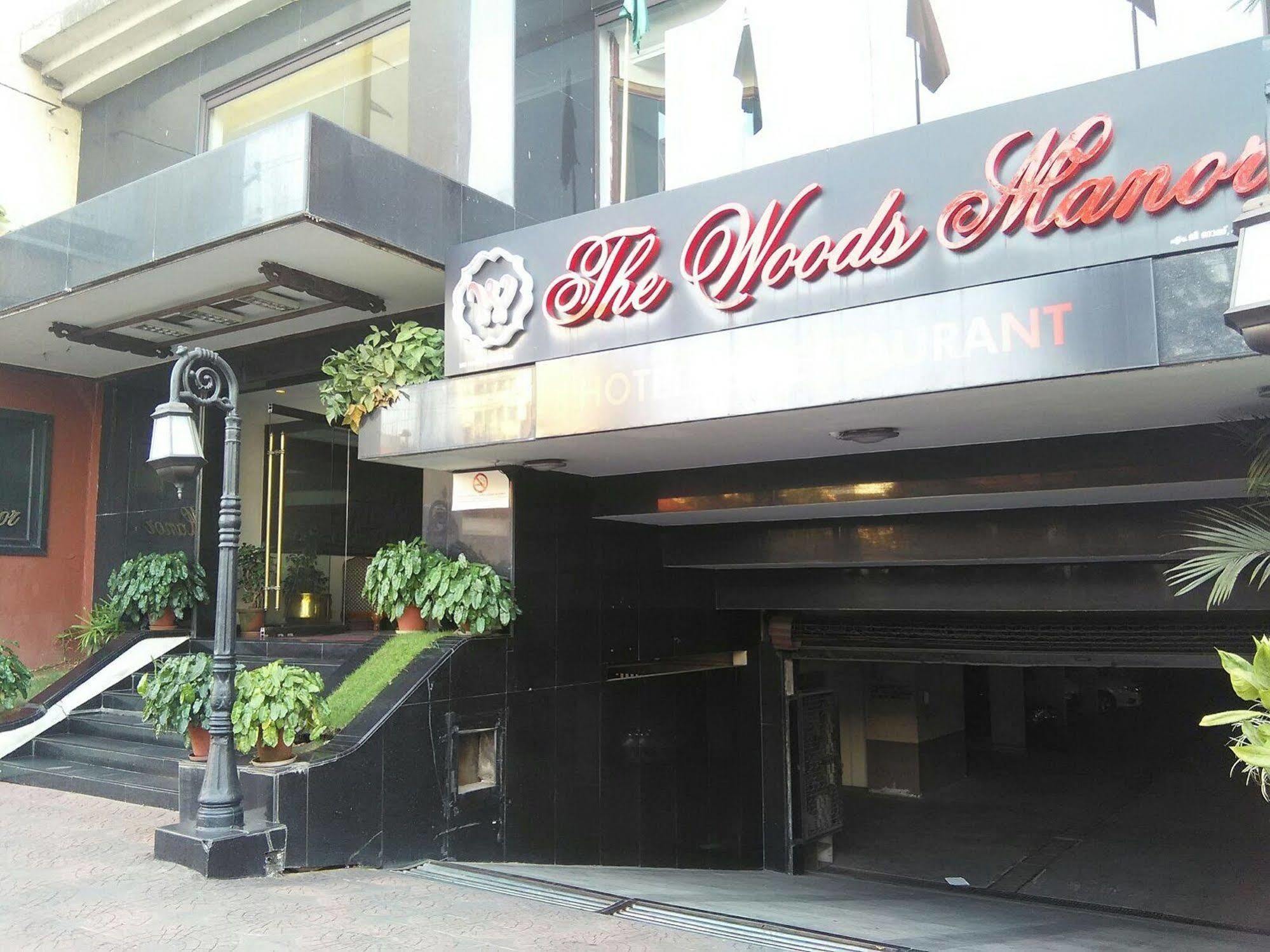 The Woods Manor Mg Road Hotel Kochi Exterior foto