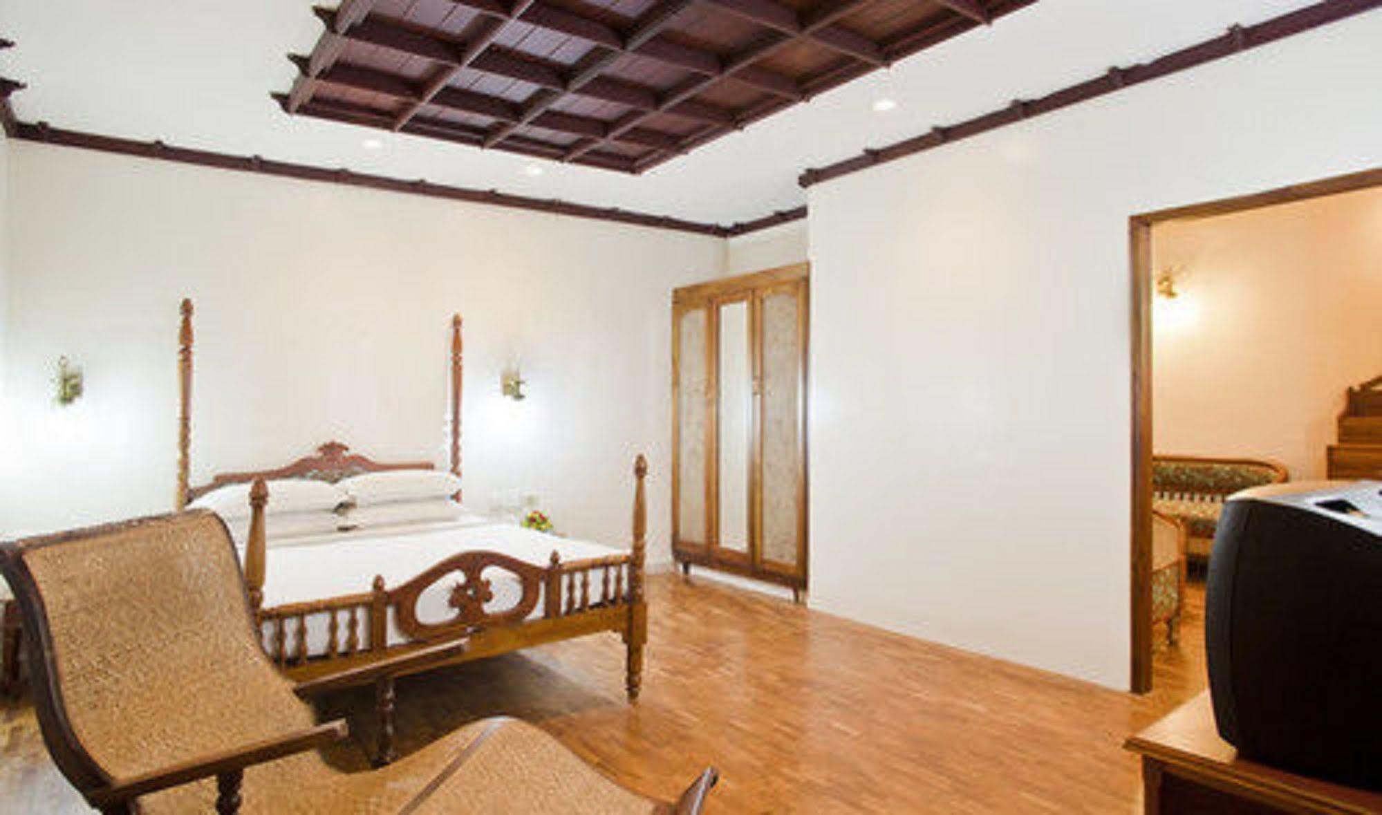 The Woods Manor Mg Road Hotel Kochi Exterior foto