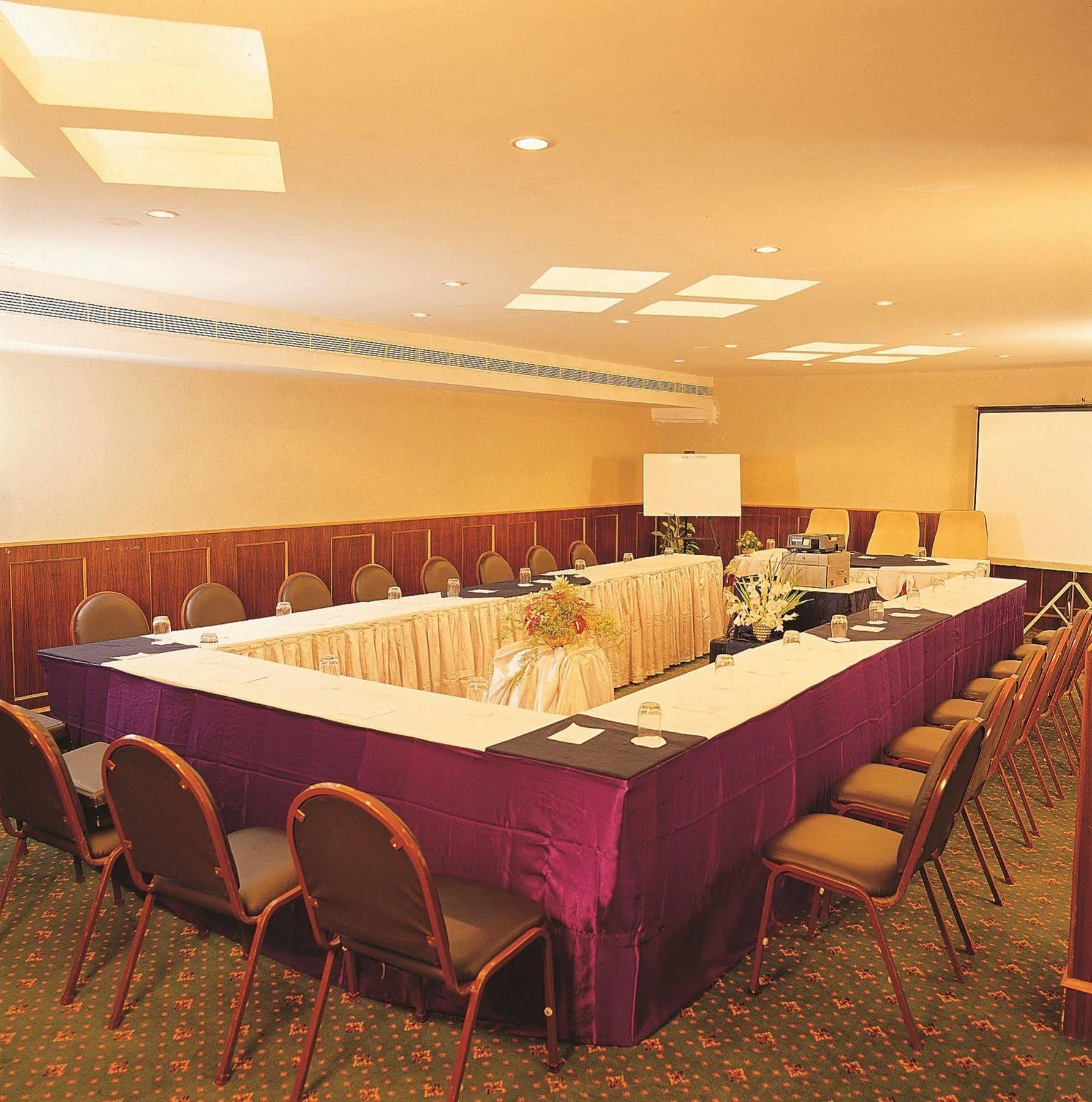 The Woods Manor Mg Road Hotel Kochi Exterior foto